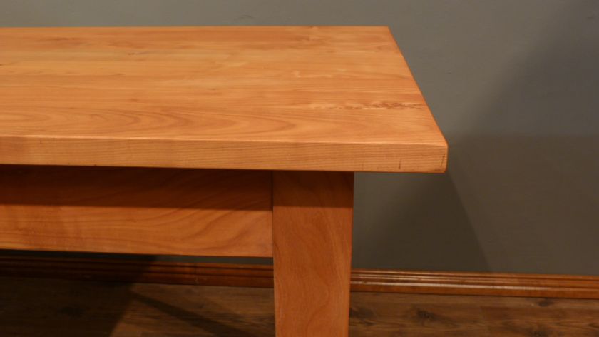 Schlichter, aufgearbeiteter Esstisch, massiv Kirschholz