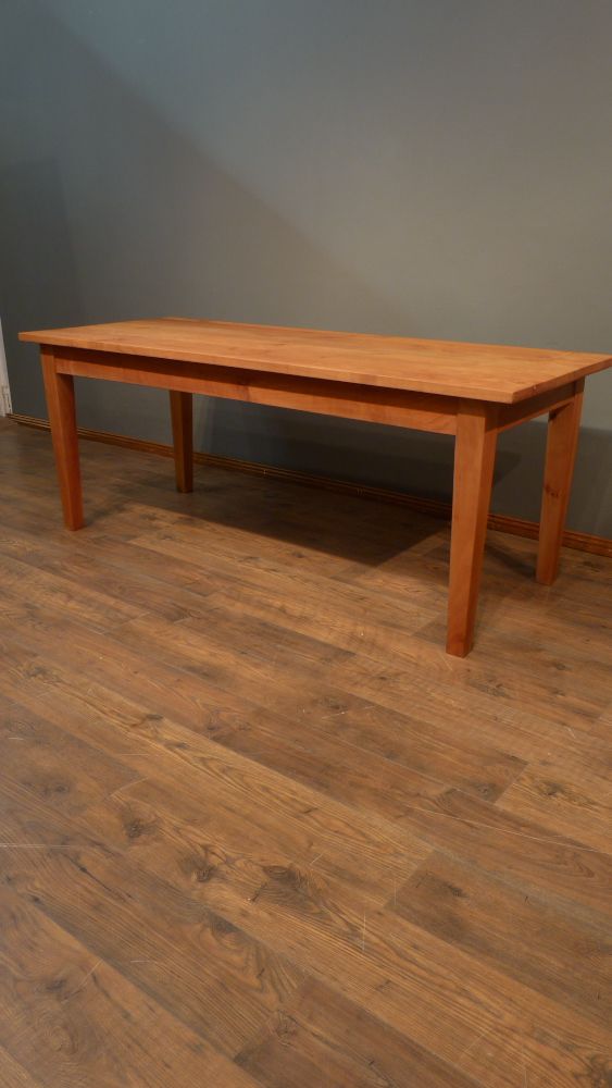 Schlichter, aufgearbeiteter Esstisch, massiv Kirschholz