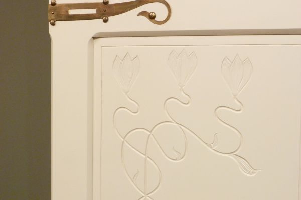Antike Schränke, floraler Jugendstilschrank, Eiche weiss lasiert um 1910