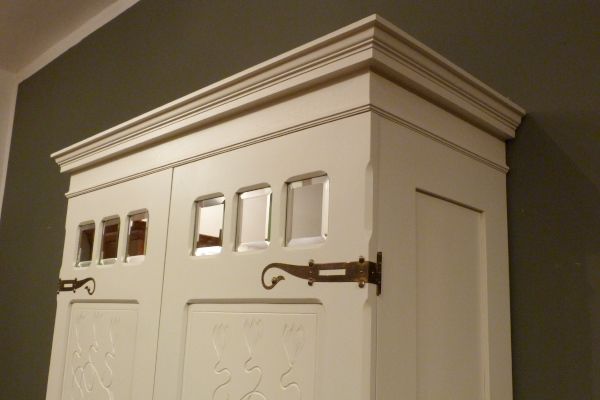 Antike Schränke, floraler Jugendstilschrank, Eiche weiss lasiert um 1910