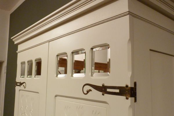 Antike Schränke, floraler Jugendstilschrank, Eiche weiss lasiert um 1910