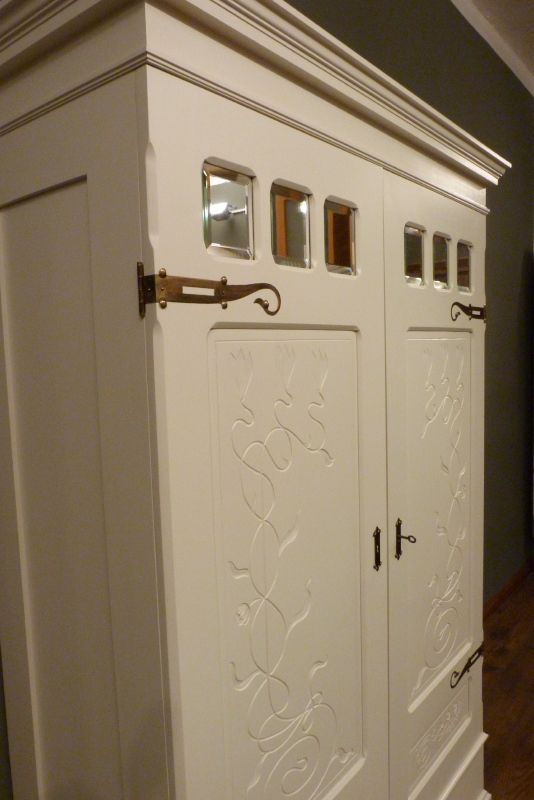 Antike Schränke, floraler Jugendstilschrank, Eiche weiss lasiert um 1910
