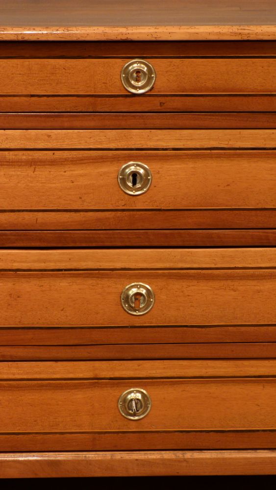 Schlichte Biedermeier Kommode, Nussbaum handpoliert um 1850