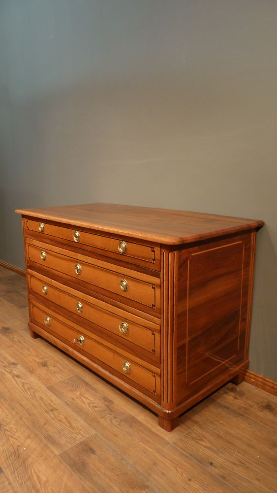 Schlichte Biedermeier Kommode, Nussbaum handpoliert um 1850