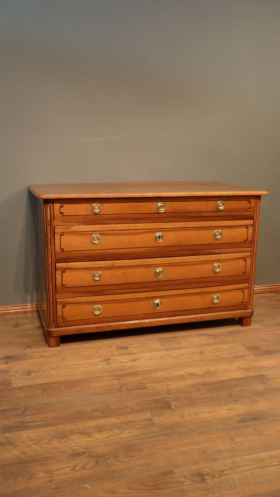 Schlichte Biedermeier Kommode, Nussbaum handpoliert um 1850