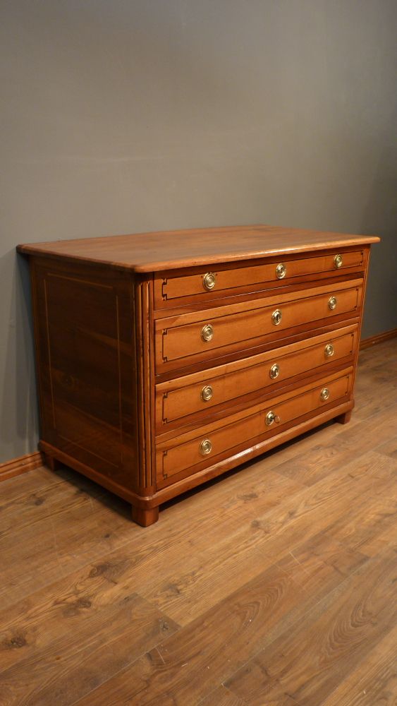 Schlichte Biedermeier Kommode, Nussbaum handpoliert um 1850