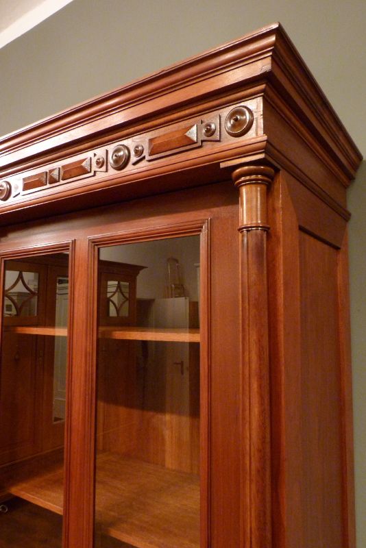 Antiker Bücherschrank aus der Gründerzeit, Nussbaum 1880