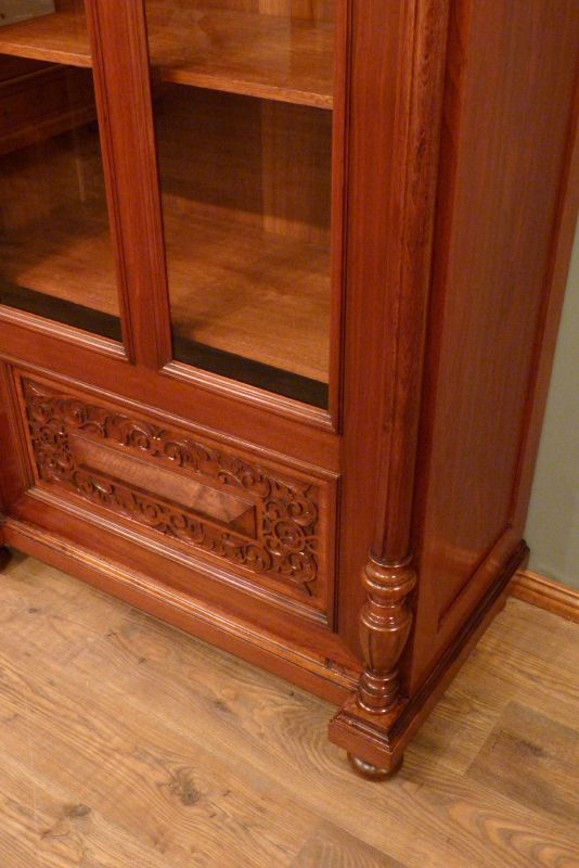 Antiker Bücherschrank aus der Gründerzeit, Nussbaum 1880