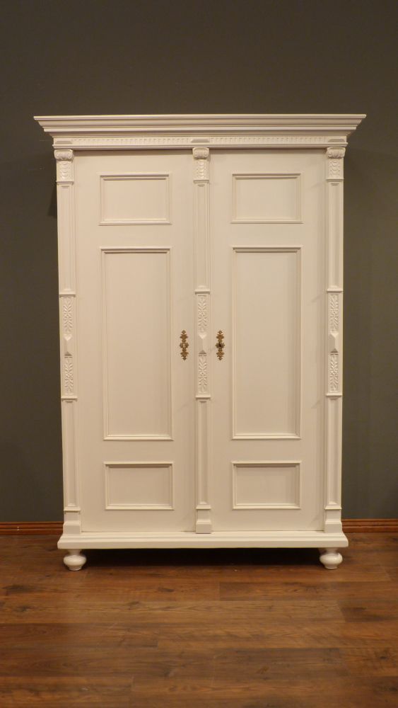 Aufwendiger Gründerzeit Fassadenschrank, Nussbaum weiß lasiert um 1870