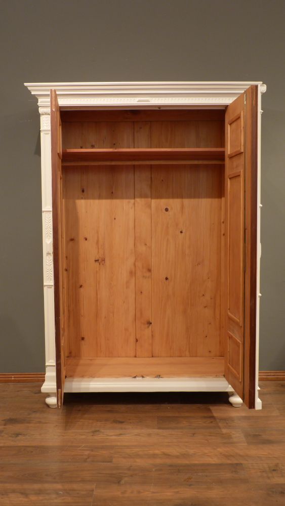 Aufwendiger Gründerzeit Fassadenschrank, Nussbaum weiß lasiert um 1870