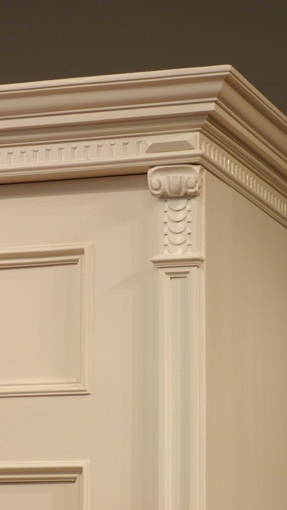 Aufwendiger Gründerzeit Fassadenschrank, Nussbaum weiß lasiert um 1870