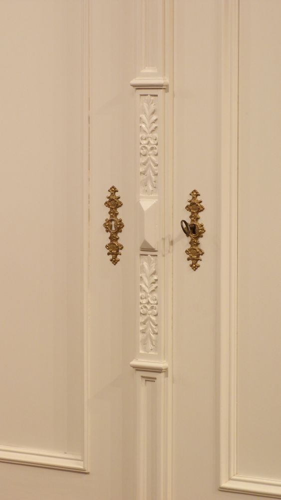 Aufwendiger Gründerzeit Fassadenschrank, Nussbaum weiß lasiert um 1870