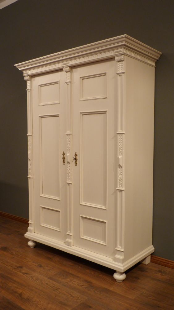 Aufwendiger Gründerzeit Fassadenschrank, Nussbaum weiß lasiert um 1870