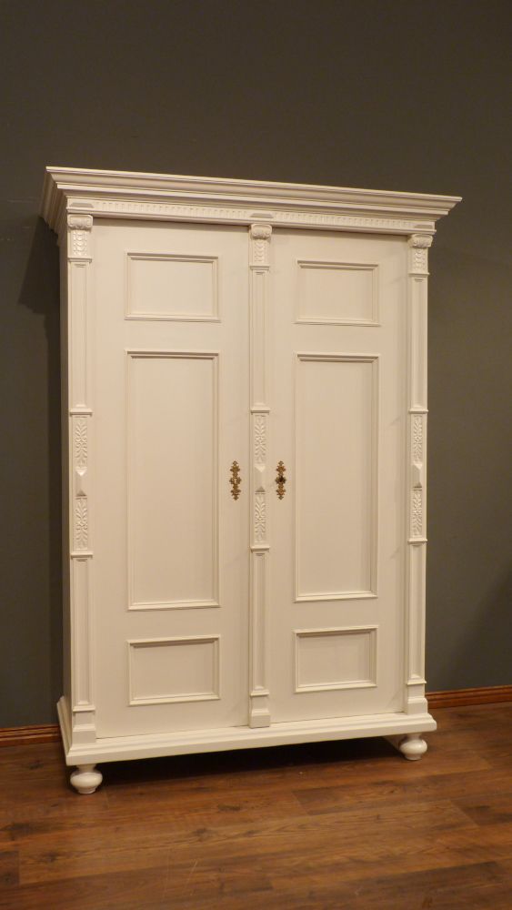 Aufwendiger Gründerzeit Fassadenschrank, Nussbaum weiß lasiert um 1870