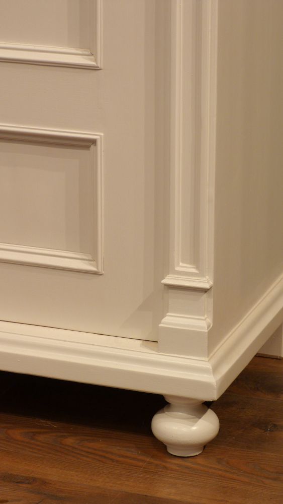 Aufwendiger Gründerzeit Fassadenschrank, Nussbaum weiß lasiert um 1870