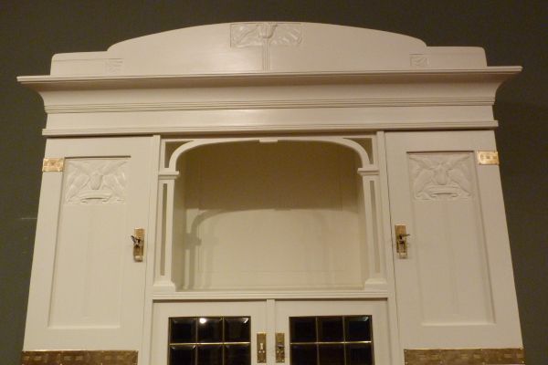 Antike Schränke, Jugendstil Büffet, Nussbaum weiß lasiert um 1910