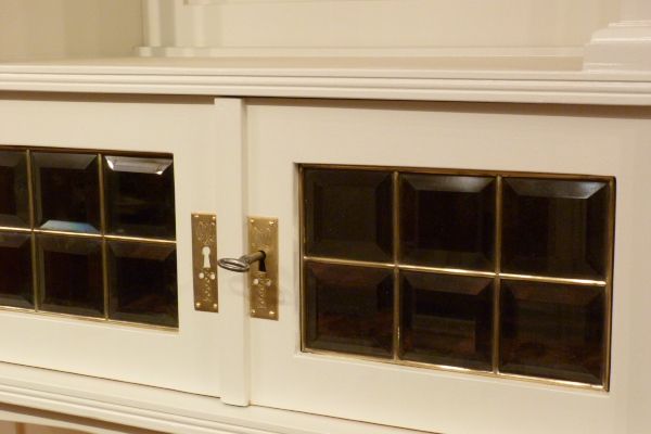 Antike Schränke, Jugendstil Büffet, Nussbaum weiß lasiert um 1910