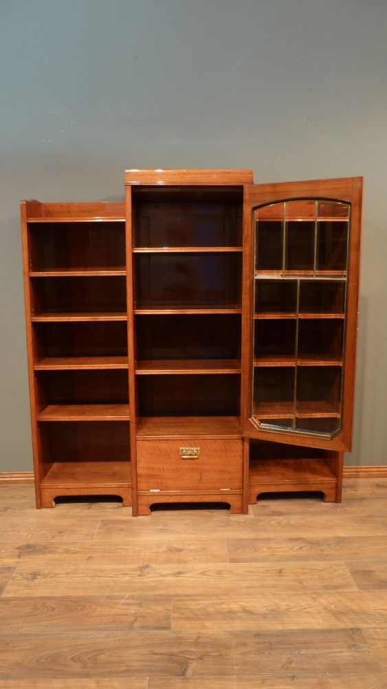Elegantes Jugendstil Bücherregal, Mahagoni handpoliert um 1910