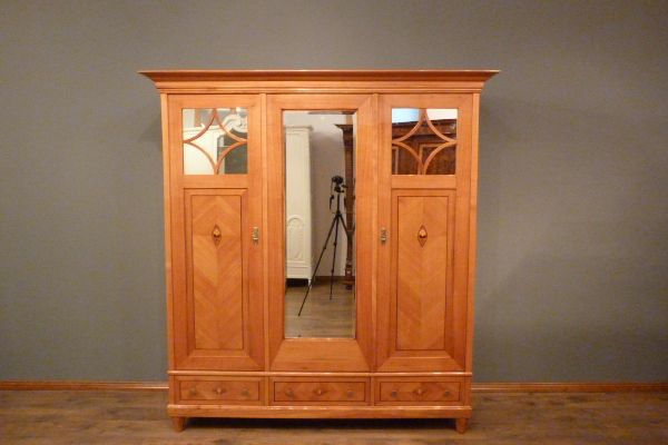 Antike Schränke, Jugendstil Kleiderschrank, Kirschholz handpoliert um 1900