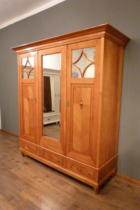 Antike Schränke, Jugendstil Kleiderschrank, Kirschholz handpoliert um 1900