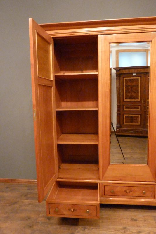 Antike Schränke, Jugendstil Kleiderschrank, Kirschholz handpoliert um 1900