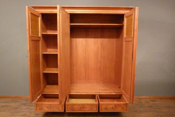 Antike Schränke, Jugendstil Kleiderschrank, Kirschholz handpoliert um 1900