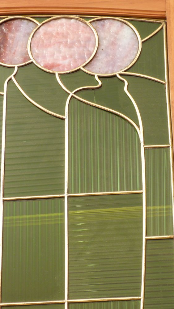 Asymetrischer Jugendstil Kirschholzschrank mit floraler Verglasung