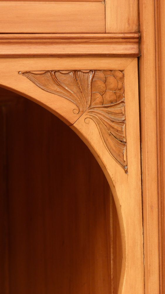 Asymetrischer Jugendstil Kirschholzschrank mit floraler Verglasung