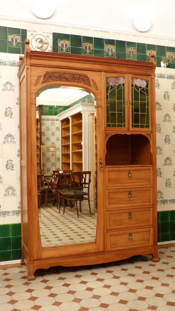 Asymetrischer Jugendstil Kirschholzschrank mit floraler Verglasung
