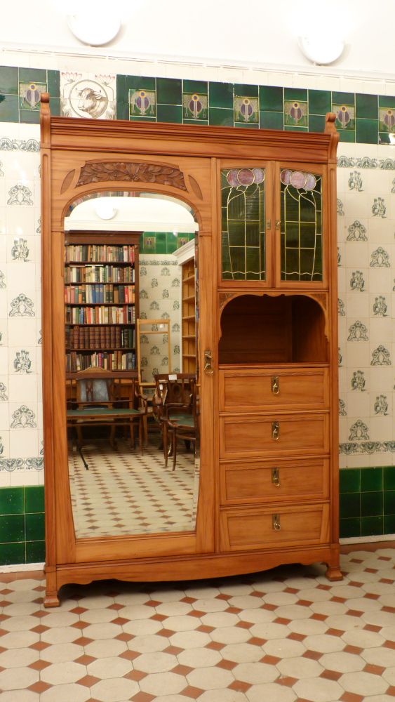 Asymetrischer Jugendstil Kirschholzschrank mit floraler Verglasung