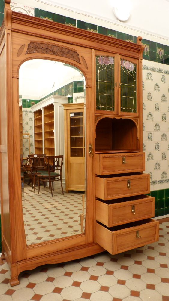 Asymetrischer Jugendstil Kirschholzschrank mit floraler Verglasung