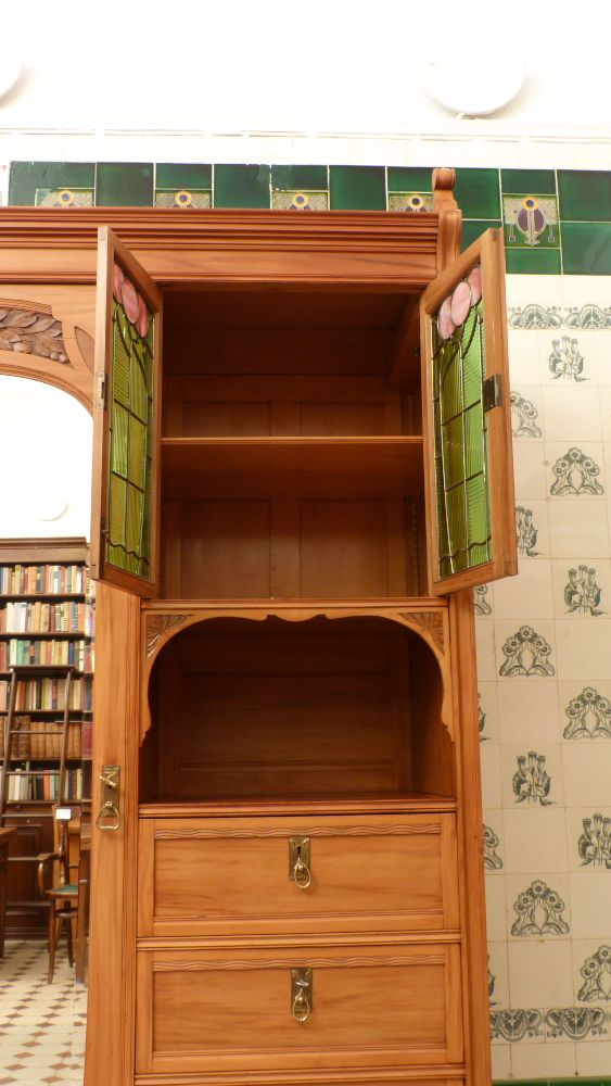 Asymetrischer Jugendstil Kirschholzschrank mit floraler Verglasung