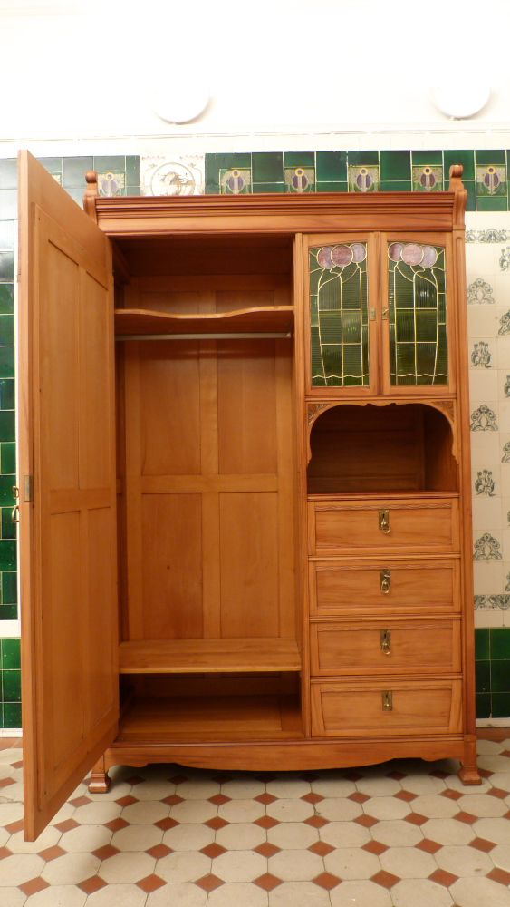 Asymetrischer Jugendstil Kirschholzschrank mit floraler Verglasung