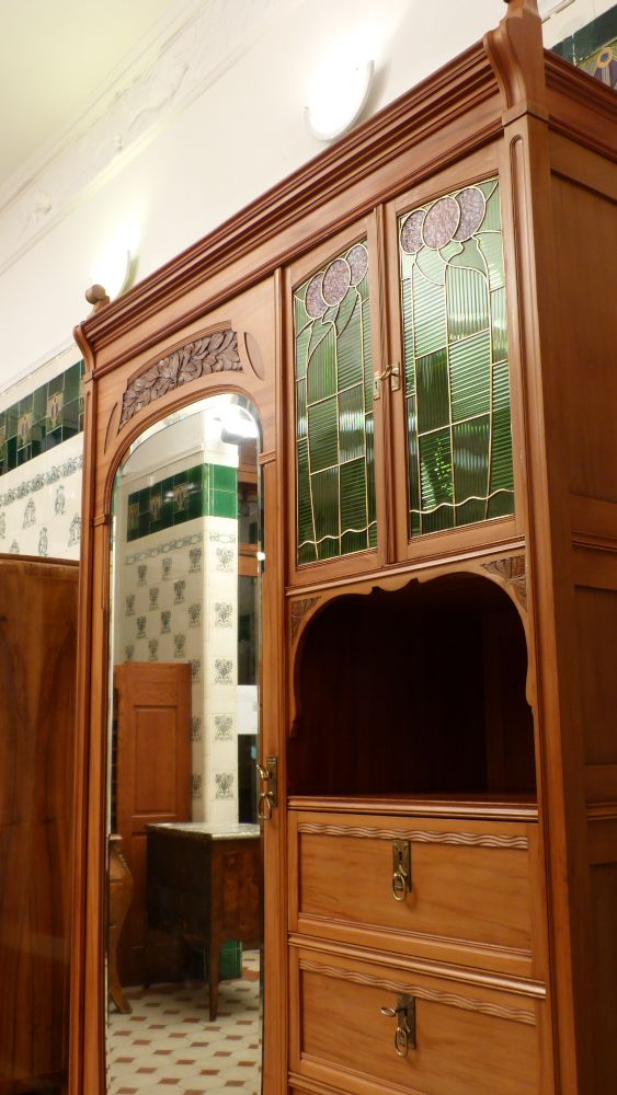 Asymetrischer Jugendstil Kirschholzschrank mit floraler Verglasung