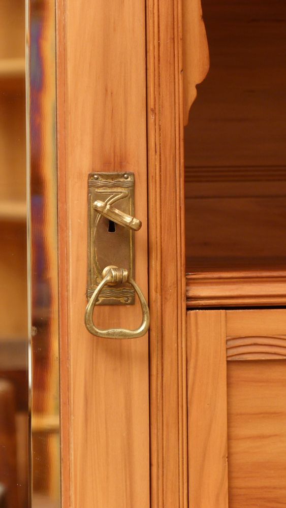 Asymetrischer Jugendstil Kirschholzschrank mit floraler Verglasung