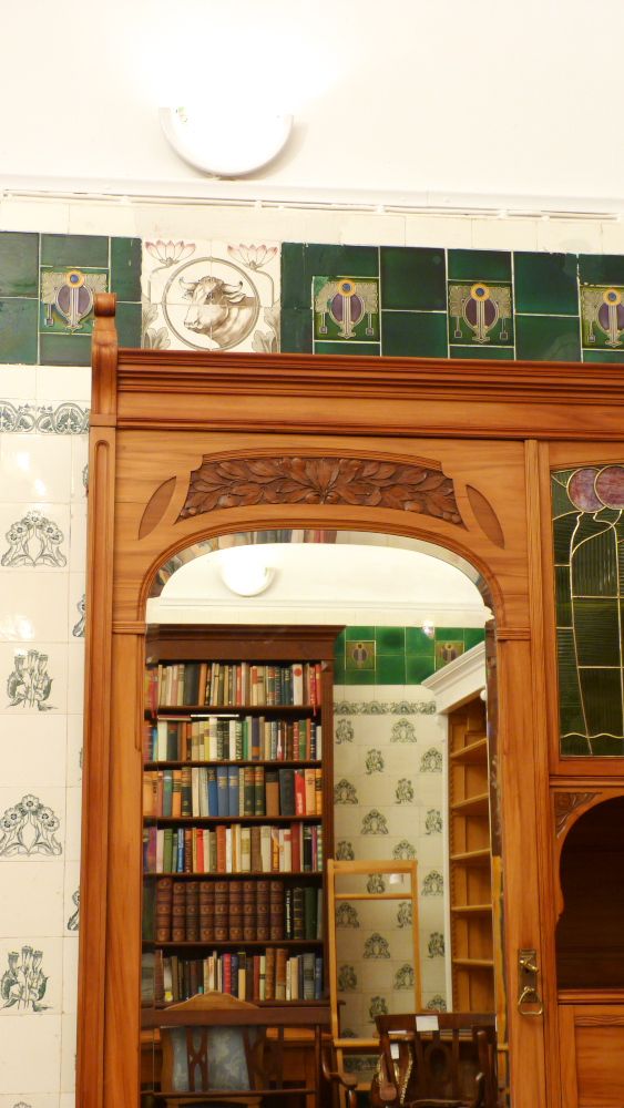 Asymetrischer Jugendstil Kirschholzschrank mit floraler Verglasung