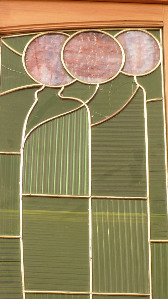 Asymetrischer Jugendstil Kirschholzschrank mit floraler Verglasung
