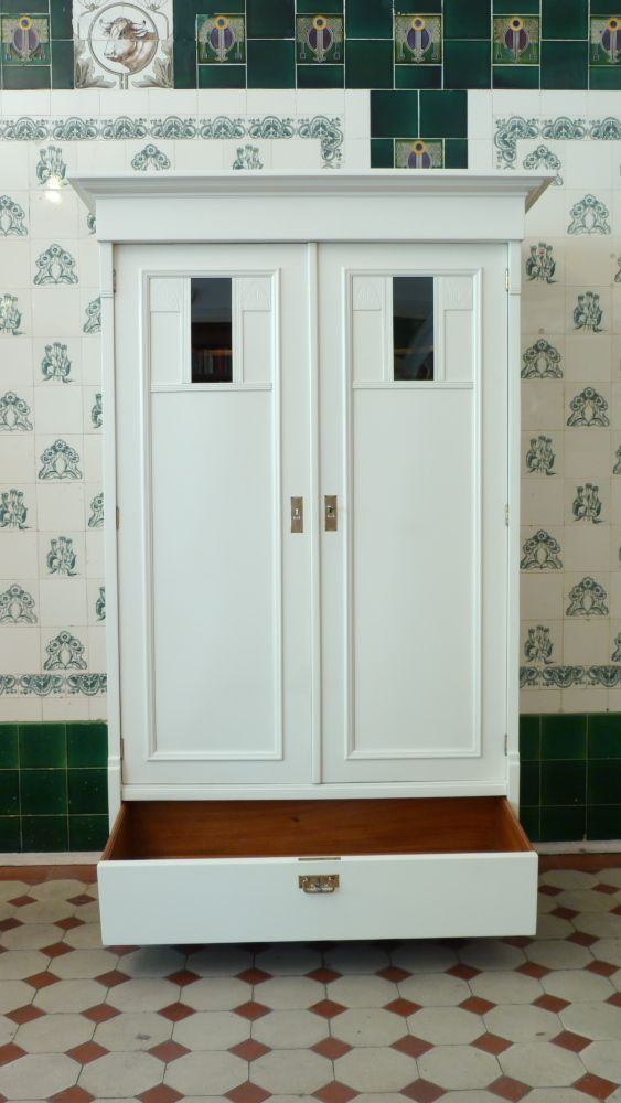 Formschöner Jugendstil Kleiderschrank, Nussbaum weiss lasiert um 1910