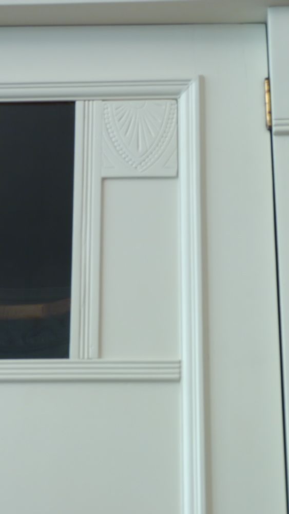 Formschöner Jugendstil Kleiderschrank, Nussbaum weiss lasiert um 1910