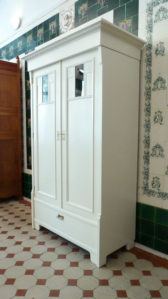 Formschöner Jugendstil Kleiderschrank, Nussbaum weiss lasiert um 1910