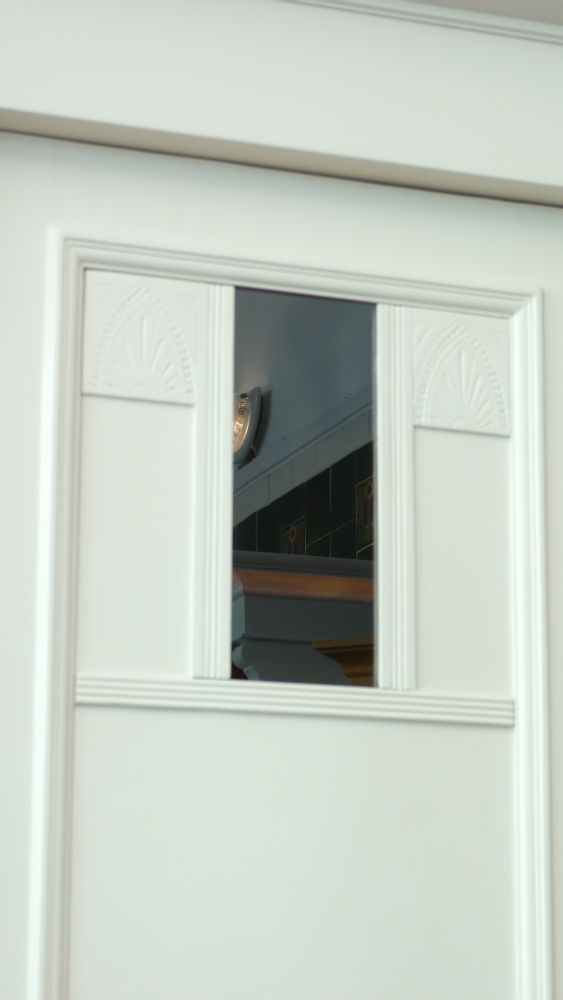Formschöner Jugendstil Kleiderschrank, Nussbaum weiss lasiert um 1910