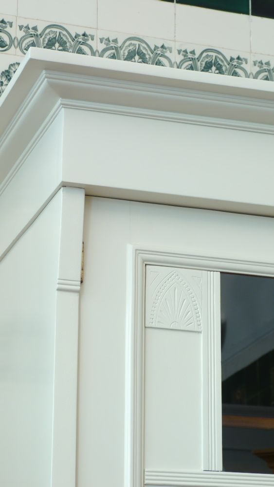 Formschöner Jugendstil Kleiderschrank, Nussbaum weiss lasiert um 1910
