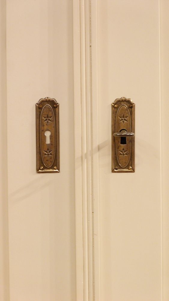 Antike Möbel, antiker Kleiderschrank, Fichte weiß lasiert, um 1910 mit Verglasung