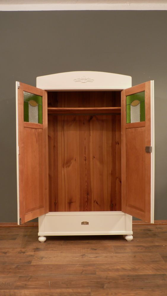Antike Möbel, antiker Kleiderschrank, Fichte weiß lasiert, um 1910 mit Verglasung