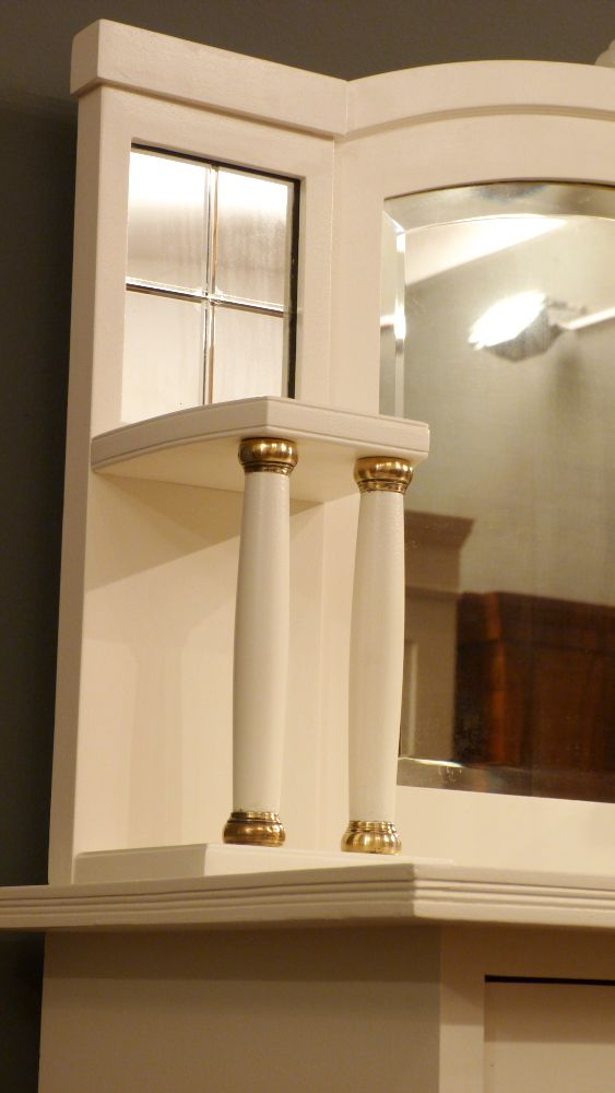 Eleganter Jugendstil Salonschrank, Mahagoni weiß lasiert um 1910