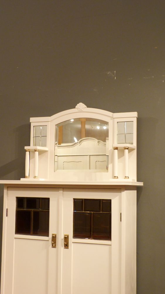 Eleganter Jugendstil Salonschrank, Mahagoni weiß lasiert um 1910