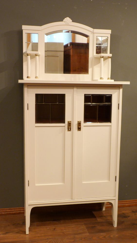 Eleganter Jugendstil Salonschrank, Mahagoni weiß lasiert um 1910