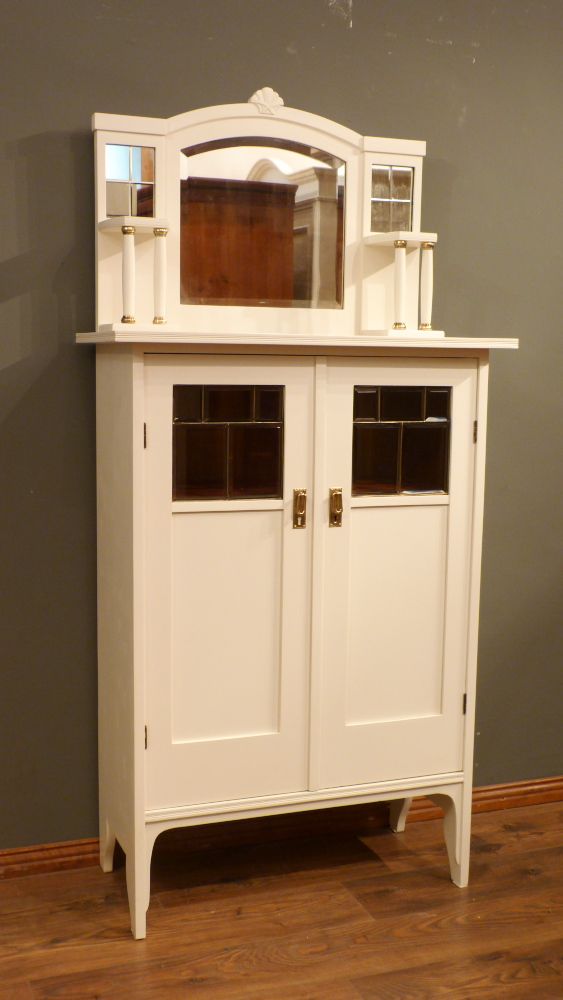 Eleganter Jugendstil Salonschrank, Mahagoni weiß lasiert um 1910