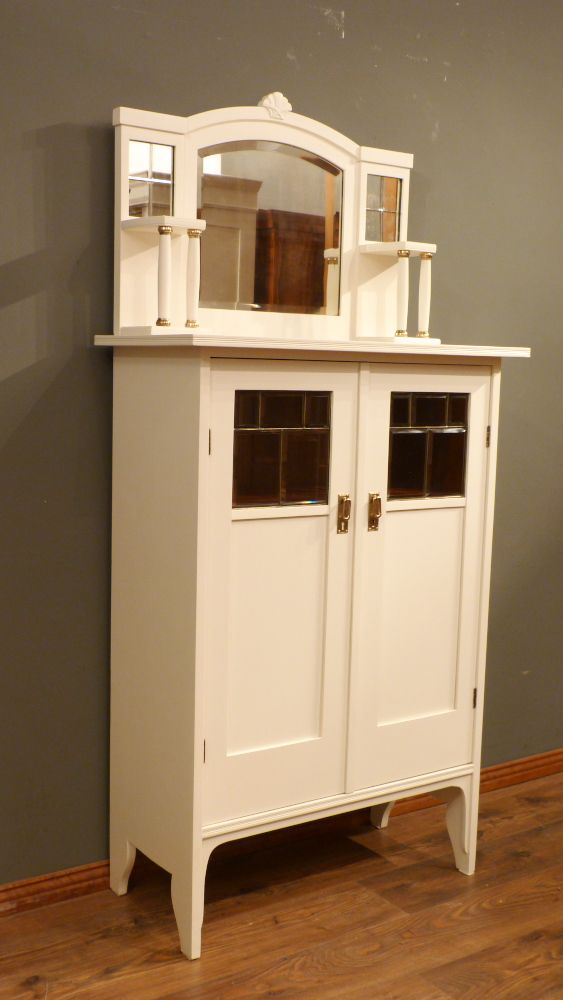 Eleganter Jugendstil Salonschrank, Mahagoni weiß lasiert um 1910