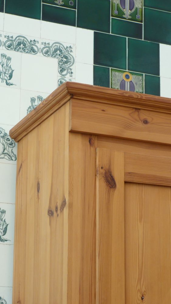 Antiker Schrank, Jugendstil Kleiderschrank, Kiefer um 1900